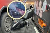 影/驚悚影片曝！婦人騎車鑽大車縫失敗　慘變「公車夾心酥」…幸運毫髮未傷