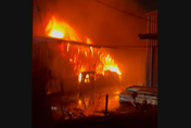 影/八里工廠大火延燒5戶　58車、126人出動灌救