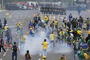 影/宛如美國國會事件翻版！巴西前總統波索納洛支持者闖入國會　當局出動部隊平亂
