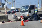 快訊/嘉義東石傳酒駕車禍！機車雙載遭貨車撞飛　2人當場失去生命跡象