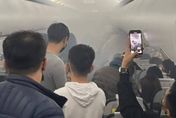 影/酷航TR993航班機艙起火2旅客傷！民眾拍下機艙內濃煙密布　桃機曝原因...