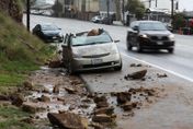 狂風暴雨肆虐加州「已釀17死」　7萬6千多戶家中仍斷電