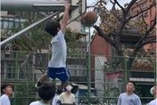 影/台灣學生登上FIBA！「猴子攀架」奮身灌籃　官方給超酸評價網笑翻