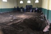 影/墨西哥警方逮新興毒犯集團　怪手開挖廢棄倉庫地底驚見40多包屍袋