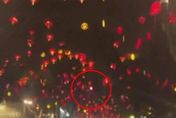 影/大家來找碴？為慶春節四川街頭掛滿紅燈籠　司機霧煞煞：紅綠燈在哪啦