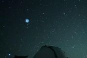 影/夏威夷夜空出現神秘藍色漩渦？日本天文望遠鏡拍下異象引發討論