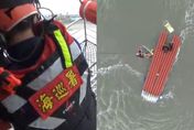 影/怒海垂降救援全紀錄！通霄2漁民搭竹筏出海翻覆　空勤直升機吊掛上岸