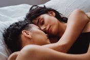30歲男沒有老婆「睡不著」！研究：伴侶味道能助入眠、效率升2.14%