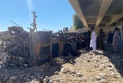 巴基斯坦傳巴士超速墜谷車禍　41人活活燒死、數具遺體面目全非難辨認