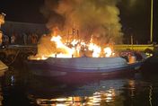 快訊/小琉球驚傳「火燒船」！船體猛烈燃燒濃煙竄天　警消20分鐘撲滅火勢