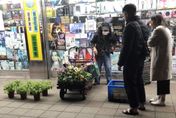寒冬送暖！80歲老伯擺攤賣盆栽遭檢舉　北市警這暖心善舉讓人大讚
