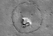 NASA探測衛星拍下驚喜！火星表面竟出現可愛熊臉
