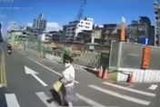 影/桃園婦過馬路遭貨車「逼退」仆街　丟臉到日本影片超過246萬人點閱