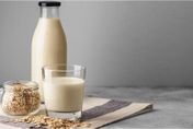 「燕麥奶」能取代牛奶嗎？營養師揭密燕麥奶、豆奶、牛奶差異！