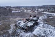 影/俄軍坦克砲管掃落自家士兵　烏克蘭酸：俄國最大的敵人是自己的坦克