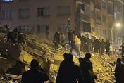 影/土耳其強震已逾百人罹難！鄰國敍利亞也遭殃　美專家預估死亡人數最多恐破千