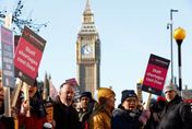 影/英國掀規模最大醫護人員罷工潮　訴求加薪因應通膨
