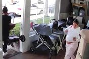 影／準孕婦挑選嬰兒車！下秒走出店家忘記「這動作」　店家氣急報警