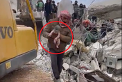 影/強震瓦礫堆中誕生新生命！敘利亞孕婦產子後斷氣　救難人員抱嬰直奔醫院