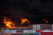 影/土耳其連接地中海碼頭上百貨櫃起火竄濃密黑煙　港口設施遭震壞停用