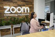 防疫放鬆後視訊會議需求減少　Zoom裁員15%、CEO減薪98%