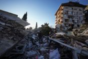 影/土耳其地震逾1.5萬死　男子伴未婚妻遺體旁淚訴：婚紗變白布