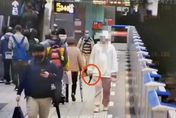 男子拿槍大搖大擺搭台北捷運　乘客嚇歪報案看到「假警察」警追查