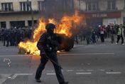 不滿馬克宏延長退休年齡　法國勞工4度走上街頭示威爆發零星衝突