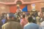 巴基斯坦男子在經書貼夫妻合照遭指褻瀆　被暴民拖出警局亂石砸死