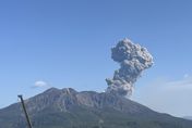 影/日本櫻島火山一週內第三度噴發　火山灰直衝2400公尺高空
