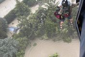 熱帶氣旋襲紐西蘭「4死、萬人失去家園」　軍方出動直升機吊掛救援