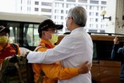 土耳其救災醫護返台　北榮院長擁抱4英雄致謝