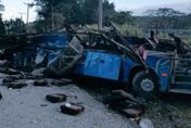 影/巴拿馬公車摔落懸崖再撞小巴　39位移民身亡「美國夢」破碎