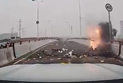 影/上海傳翻車意外！小客車自撞分隔島後起火翻落高架　駕駛當場死亡