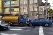 宜蘭頭城8旬翁開車「腳麻」離不開油門　衝對向車道撞灑水車