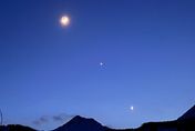 大陸夜空中出現「三星連珠」奇景　各地民眾拍下美照直呼：好新奇！