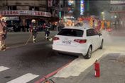 快訊/奧迪轎車行進間引擎突起火　民眾、警消合力協助撲滅火勢