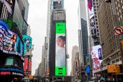 艾薇登紐約時代廣場LED！為女性平權發聲　嗨喊：想飛去跟自己合照