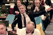 影/俄國參加歐安會議遭拉脫維亞議員指鼻子痛罵　全場鼓掌支持