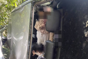 新竹轎車翻落30米深山谷！母抱3歲兒困車內驚險獲救