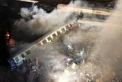 影/希臘兩火車「迎面相撞」釀26死60傷　數節車廂衝出軌道燃起烈火