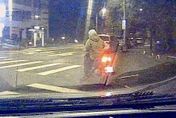 半夜騎車路口與警車一起等紅燈　他心虛加速右轉下場慘了