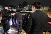 快訊/新店寶中路晚間黑衣人聚眾　警趕赴現場強勢帶回21人