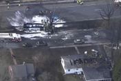 影/美馬里蘭州油罐車翻覆爆炸　巨大火焰直衝天際、3棟民房遭波及