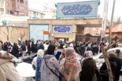 伊朗女學生中毒事件不滿政府無做為　家長包圍教育局抗議怒嗆