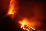 日本鹿兒島諏訪之瀨島火山5天噴發25次　日本氣象廳上調警戒至3級