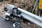 快訊/台中爆嚴重車禍！22歲騎士自撞護欄「機車全毀」　搶救無效死亡