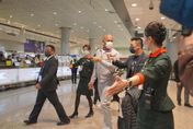 WBC經典賽/傳奇李維拉抵台球迷簇擁！王建民說「台灣很美」…他親自來體驗