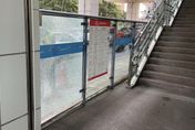 快訊/淡海輕軌、公車站遭槍擊　多處玻璃遭擊破警追查