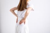 腰痠背痛恐是「肌肉流失」導致！醫授「3招自救」不愛吃1物要小心